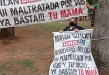 Mamá de periodista se encadena frente al Congreso