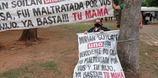 Mamá de periodista se encadena frente al Congreso