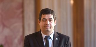 El vicepresidente Hugo Velázquez demostró sus dotes de cantante