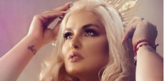 Con pancartas recibieron a Lilian Ruíz