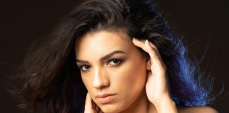 Andrea Vronik regresa con una canción bien “Radical”