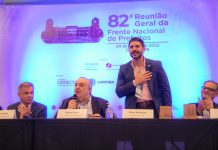 Nenecho Rodríguez regaló un morterito al Prefeito de Curitiba