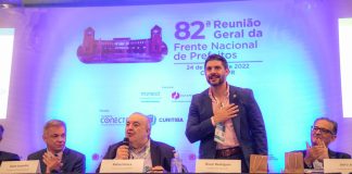 Nenecho Rodríguez regaló un morterito al Prefeito de Curitiba