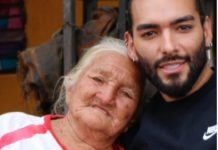 Karlinho inicia cruzada solidaria para ayudar a la abuelita que perdió su casa en el temporal