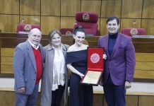 Senadores homenajean a Lali González