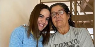 La Comadre y su regalo verde a la “Reina Madre de Atlantis”