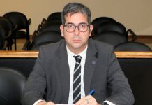 Los restos del fiscal Pecci llegaba esta madrugada y fue recibido en el espigón presidencial