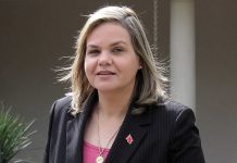 Lilian Samaniego en monopatín por las calles de Miami