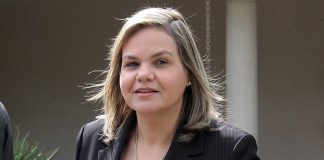 Lilian Samaniego en monopatín por las calles de Miami