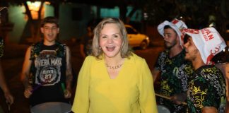 Le regalaron un choripán a Lilian Samaniego