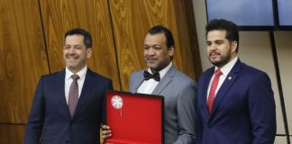 Diputados homenajearon a Gustavo Cabaña