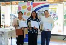 Artesanas ganaron dólares en concurso de tejido de Poncho Para’i