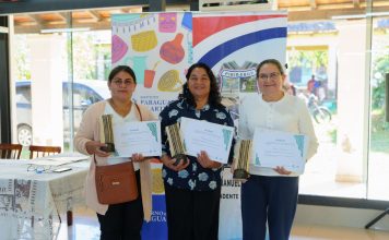 Artesanas ganaron dólares en concurso de tejido de Poncho Para’i
