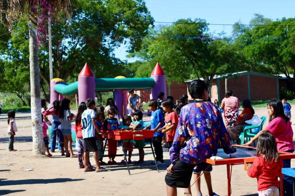 Jennifer Ruiz Díaz celebró su cumpleaños llevando sonrisas a la comunidad indígena de Chaco'i